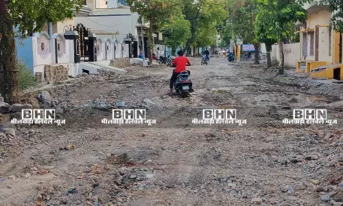 बेतरतीब सड़क खुदाई से जनजीवन अस्त-व्यस्त, पानी व इंटरनेट  की  लाइनें टूटीं