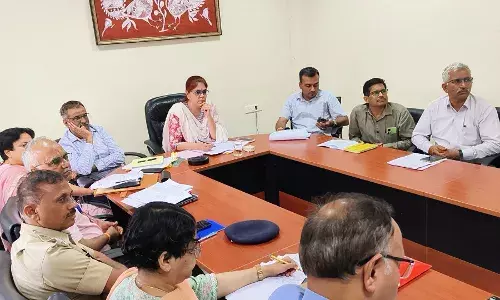 संभागीय आयुक्त ने लंबित कार्यों को शीघ्र पूरा करने के दिए निर्देश