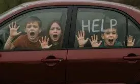 कार में लॉक हुए चार बच्चे कार में लॉक हुए चार बच्चे