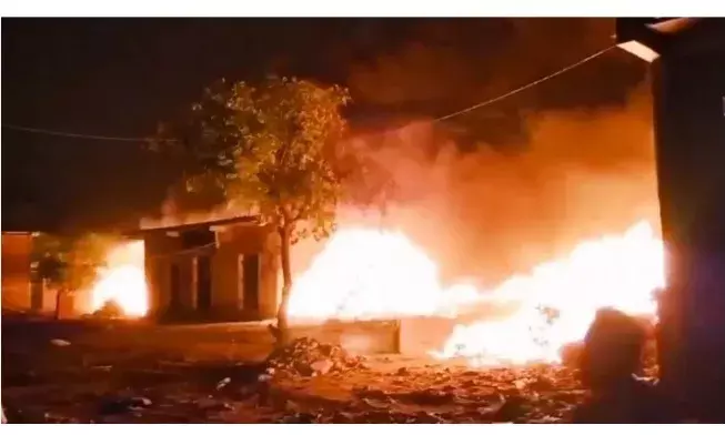 भीषण आग में कपड़ों के 60 गोदाम जलकर खाक भीषण आग में कपड़ों के 60 गोदाम जलकर खाक