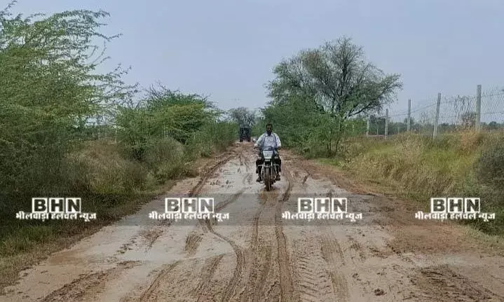 दो जिलों को जोड़ने वाला मार्ग महायुद्ध में मलयुद्ध जैसा, चुनावी दौर में जनप्रतिनिधियों द्वारा किए हुए वादे कागजों में ही सिमट जाते हैं