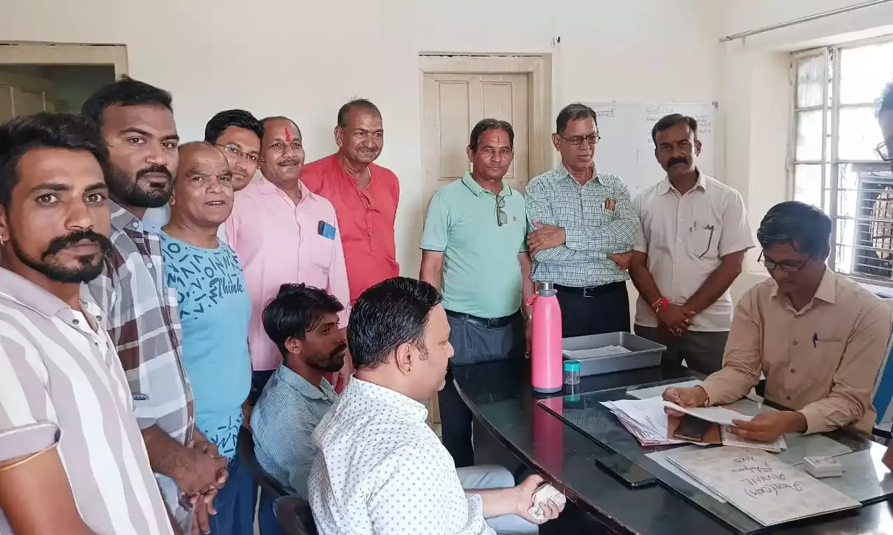 शाहपुरा रामनगर में कम वोल्टेज से नगरवासी परेशान, एईएन को दी लिखित शिकायत