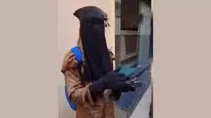 अजमेर दरगाह क्षेत्र में बुर्का पहनकर घूम रहा था युवक , लोगो ने पकड़ा पुलिस को सौंपा अजमेर दरगाह क्षेत्र में बुर्का पहनकर घूम रहा था युवक , लोगो ने पकड़ा पुलिस को सौंपा