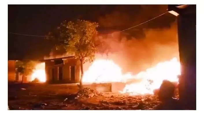 भीषण आग में कपड़ों के 60 गोदाम जलकर खाक भीषण आग में कपड़ों के 60 गोदाम जलकर खाक