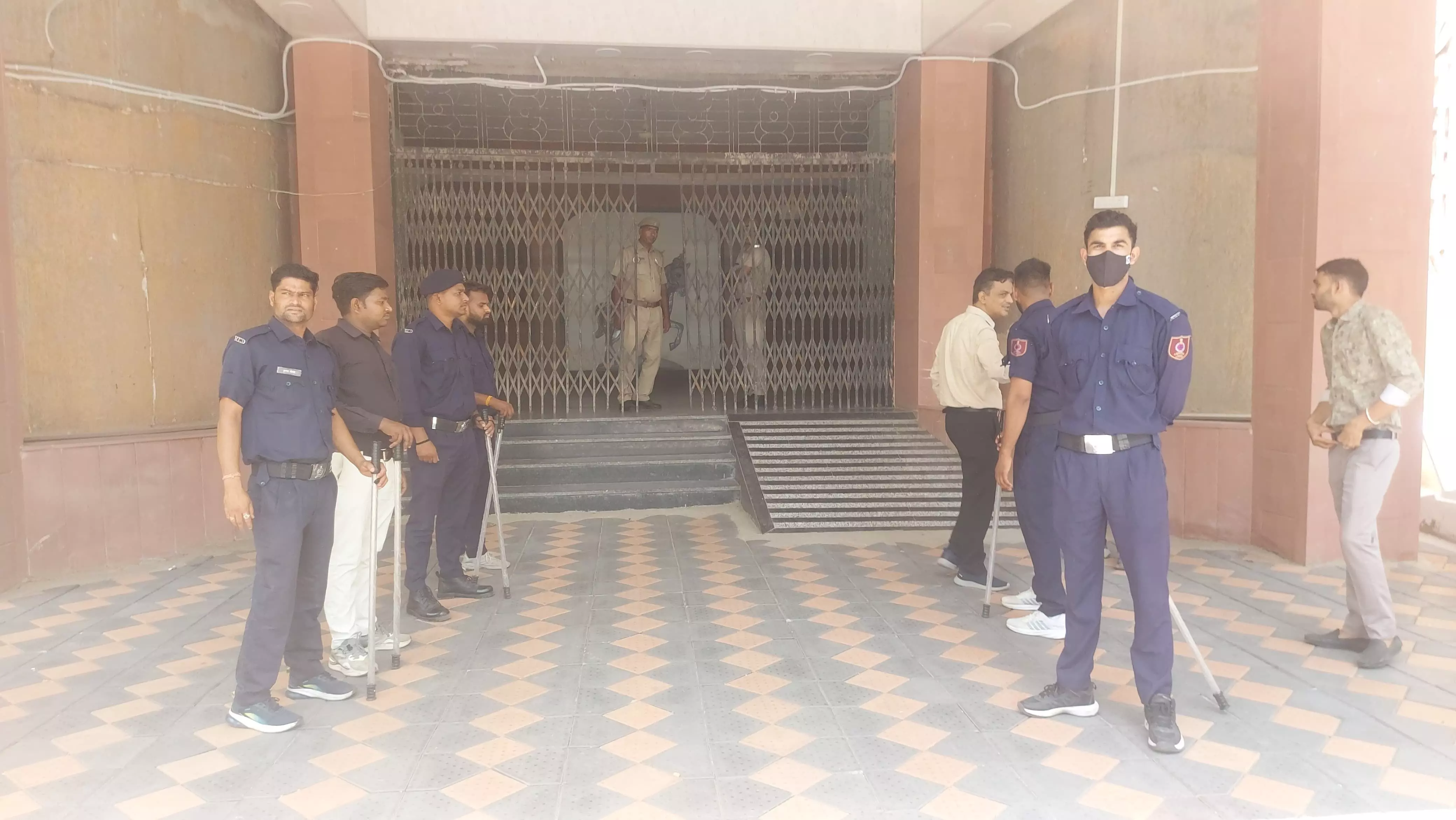 भीलवाड़ा कलेक्ट्री को बम से उड़ाने की धमकी, अफरा तफरी ,परिसर खाली कराया भीलवाड़ा कलेक्ट्री को बम से उड़ाने की धमकी, अफरा तफरी ,परिसर खाली कराया