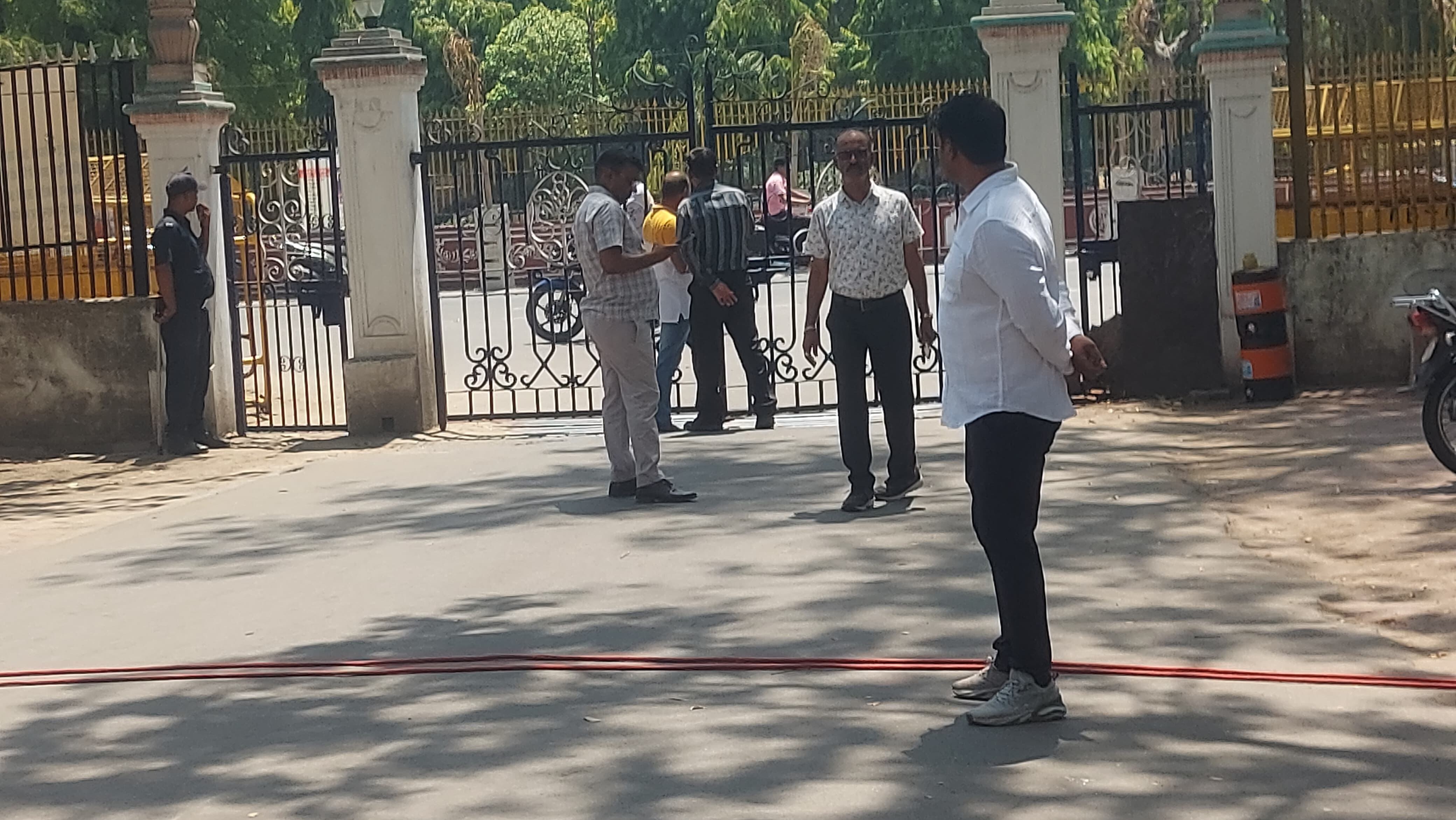 कलेक्ट्री में बम की सूचना , हड़कंप मचा फोटो प्रहलाद तेली कलेक्ट्री में बम की सूचना , हड़कंप मचा फोटो प्रहलाद तेली
