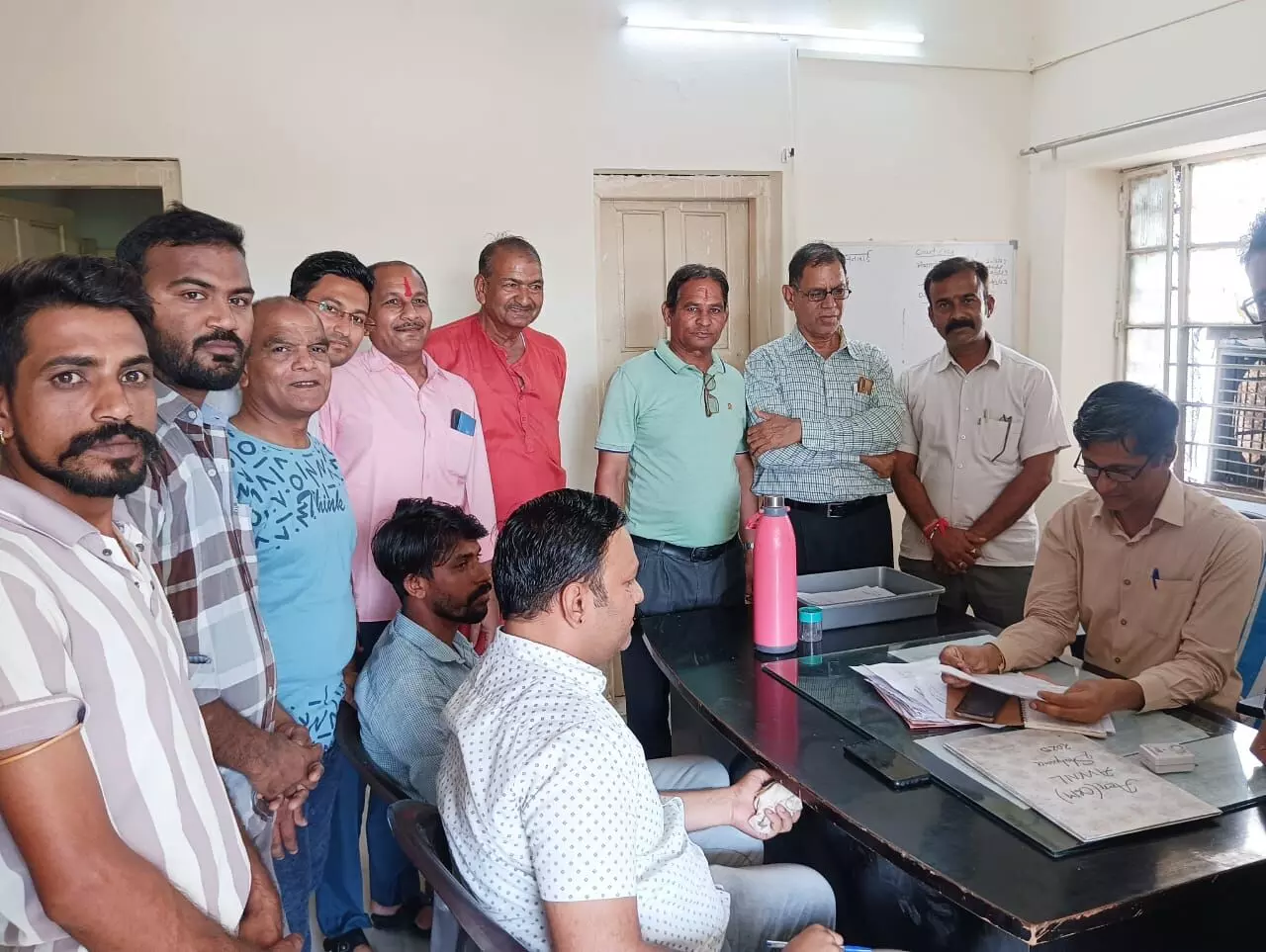 शाहपुरा रामनगर में कम वोल्टेज से नगरवासी परेशान, एईएन को दी लिखित शिकायत शाहपुरा रामनगर में कम वोल्टेज से नगरवासी परेशान, एईएन को दी लिखित शिकायत