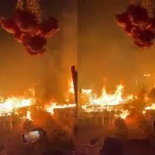 स्टेज पर मौजूद थे दूल्हा-दुल्हन, तभी विस्फोट के साथ लगी भीषण आग