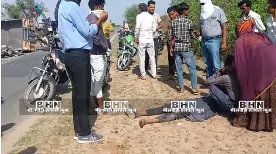 मेजा बागौर मार्ग पर भीषण दुर्घटना: खंभों से भरी ट्रैक्टर ट्रॉली पलटी, एक युवक की मौके पर मौत मेजा बागौर मार्ग पर भीषण दुर्घटना: खंभों से भरी ट्रैक्टर ट्रॉली पलटी, एक युवक की मौके पर मौत
