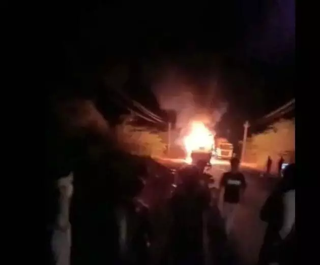 गोभक्तों ने पकड़ा गोवंश से भरा ट्रक, ड्राइवर हुआ फरार, लगाई आग, अफरा-तफरी मची गोभक्तों ने पकड़ा गोवंश से भरा ट्रक, ड्राइवर हुआ फरार, लगाई आग, अफरा-तफरी मची