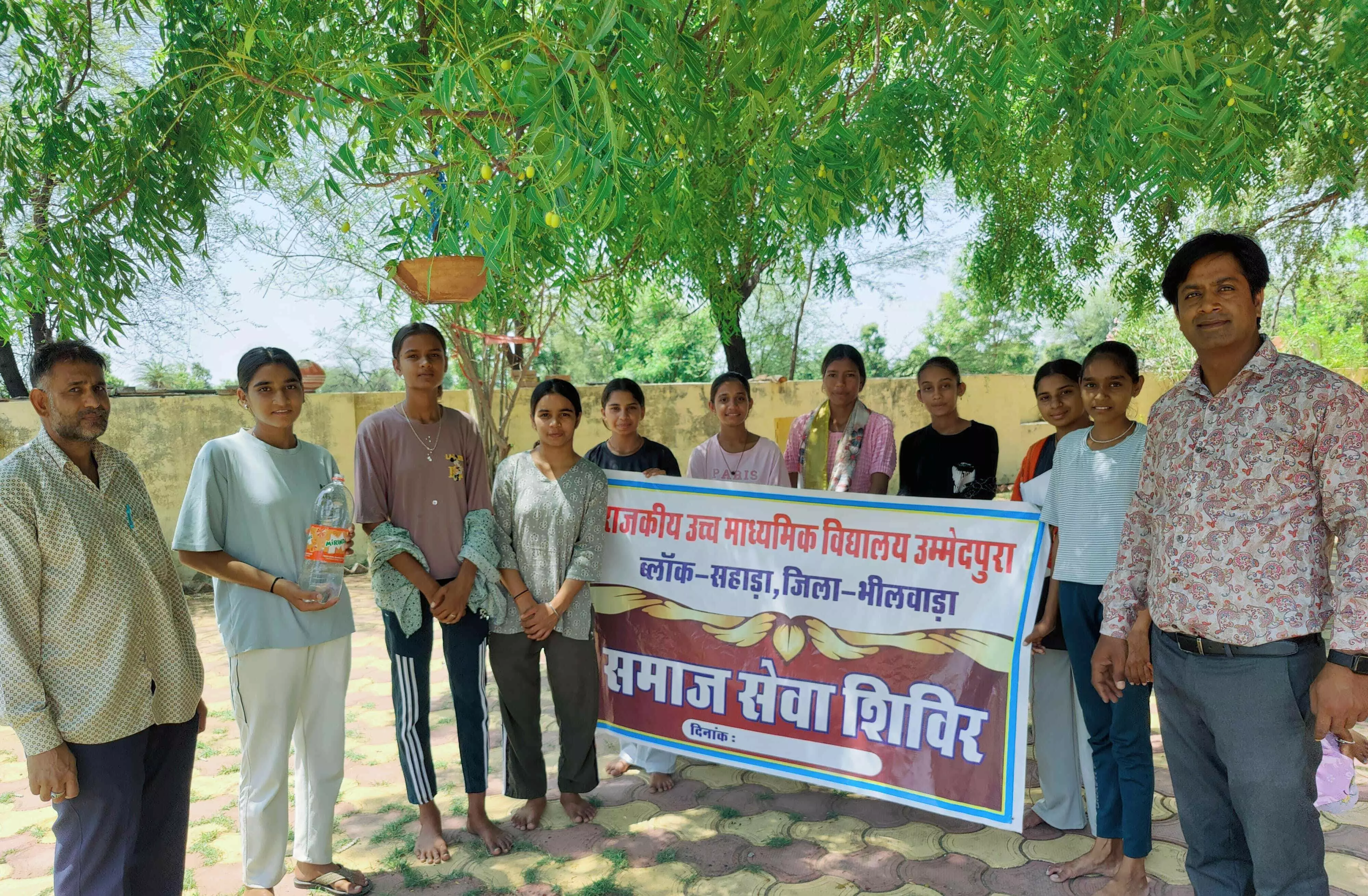 छात्र-छात्राओं ने लगाए देवनारायण मंदिर में दाने पानी के परिंडें छात्र-छात्राओं ने लगाए देवनारायण मंदिर में दाने पानी के परिंडें