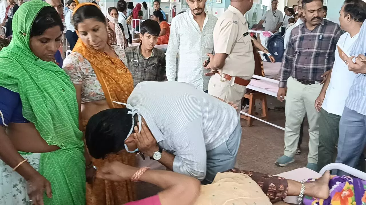 धूलखेड़ा के उल्टी दस्त रोगियों का सामान्य चिकित्सालय एवं बेगू में किया जा रहा है उपचार धूलखेड़ा के उल्टी दस्त रोगियों का सामान्य चिकित्सालय एवं बेगू में किया जा रहा है उपचार