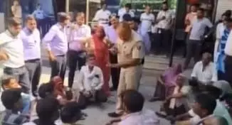 भीलवाड़ा में निजी अस्पताल के बाहर हंगामा, महिला की ऑपरेशन के दौरान हुई मौत भीलवाड़ा में निजी अस्पताल के बाहर हंगामा, महिला की ऑपरेशन के दौरान हुई मौत