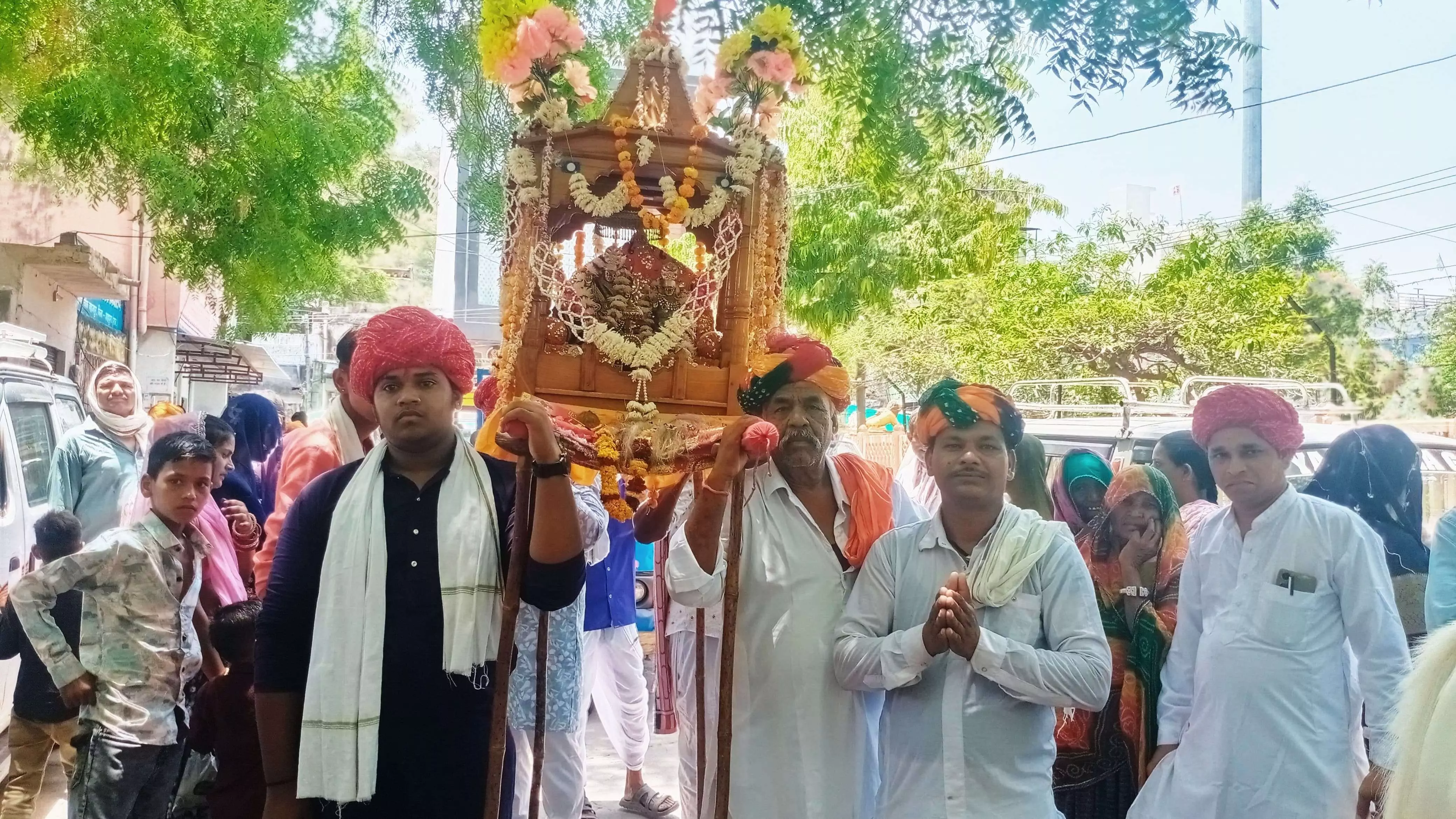 माली समाज ने भगवान लक्ष्मी नारायण मंदिर का 35 वां वार्षिकोत्सव धूमधाम से मनाया, निकाली शोभायात्रा माली समाज ने भगवान लक्ष्मी नारायण मंदिर का 35 वां वार्षिकोत्सव धूमधाम से मनाया, निकाली शोभायात्रा