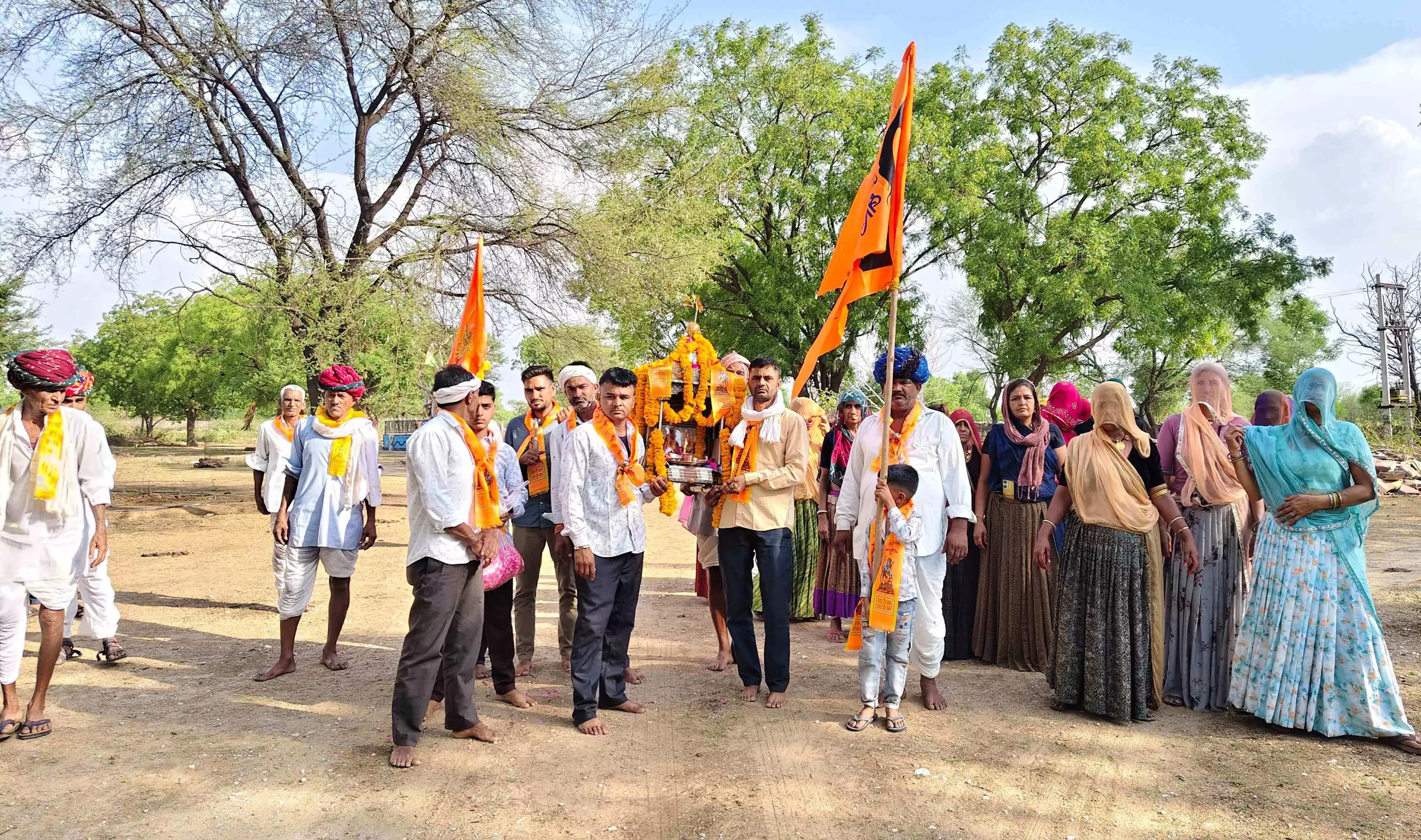 ढ़ेलाणा में चारभुजानाथ की शोभायात्रा निकाली ढ़ेलाणा में चारभुजानाथ की शोभायात्रा निकाली
