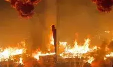 स्टेज पर मौजूद थे दूल्हा-दुल्हन, तभी विस्फोट के साथ लगी भीषण आग स्टेज पर मौजूद थे दूल्हा-दुल्हन, तभी विस्फोट के साथ लगी भीषण आग