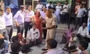 भीलवाड़ा में निजी अस्पताल के बाहर हंगामा, महिला की ऑपरेशन के दौरान हुई मौत भीलवाड़ा में निजी अस्पताल के बाहर हंगामा, महिला की ऑपरेशन के दौरान हुई मौत