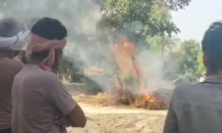 आवासीय मकानों के ऊपर से गुजर रही 11 हजार केवी विद्युत लाइन से चिंगारी निकलने के बाद लगी आग