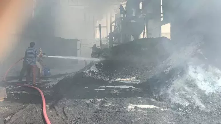 डीडवाना की नमक रिफाइनरी में अचानक लगी भीषण आग, लाखों का माल जलकर राख