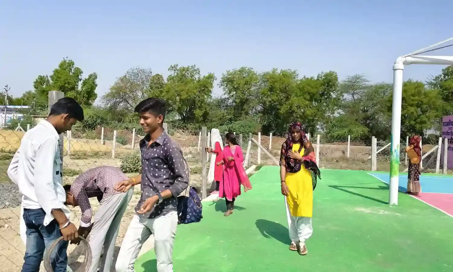 बास्केटबॉल कोर्ट के तार फेसिंग की रिपेयरिंग कर सुरक्षा का लिया संकल्प