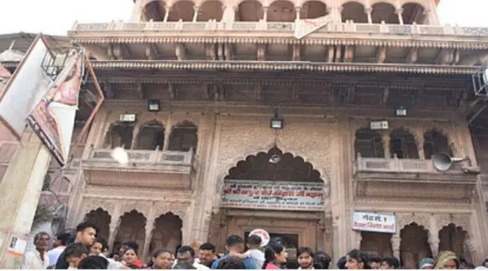 रस्सी टूटने से गिरा फूल बंगला...मच गया हड़कंप
