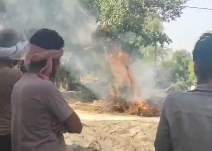 आवासीय मकानों के ऊपर से गुजर रही 11 हजार केवी विद्युत लाइन से चिंगारी निकलने के बाद लगी आग