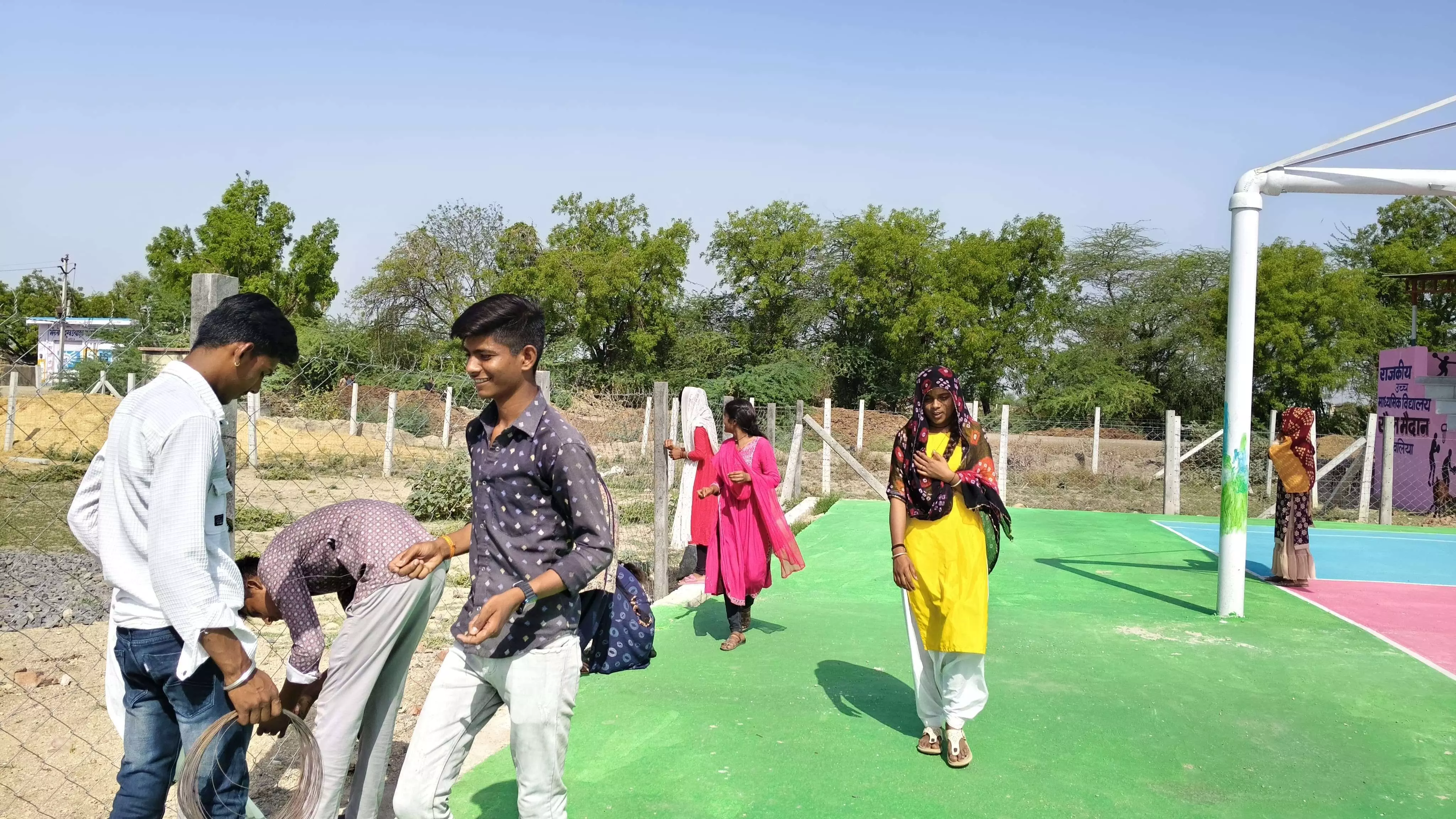 बास्केटबॉल कोर्ट के तार फेसिंग की रिपेयरिंग कर सुरक्षा का लिया संकल्प बास्केटबॉल कोर्ट के तार फेसिंग की रिपेयरिंग कर सुरक्षा का लिया संकल्प