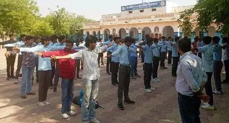 राजेन्द्र मार्ग स्कूल में समाज सेवा शिविर राजेन्द्र मार्ग स्कूल में समाज सेवा शिविर