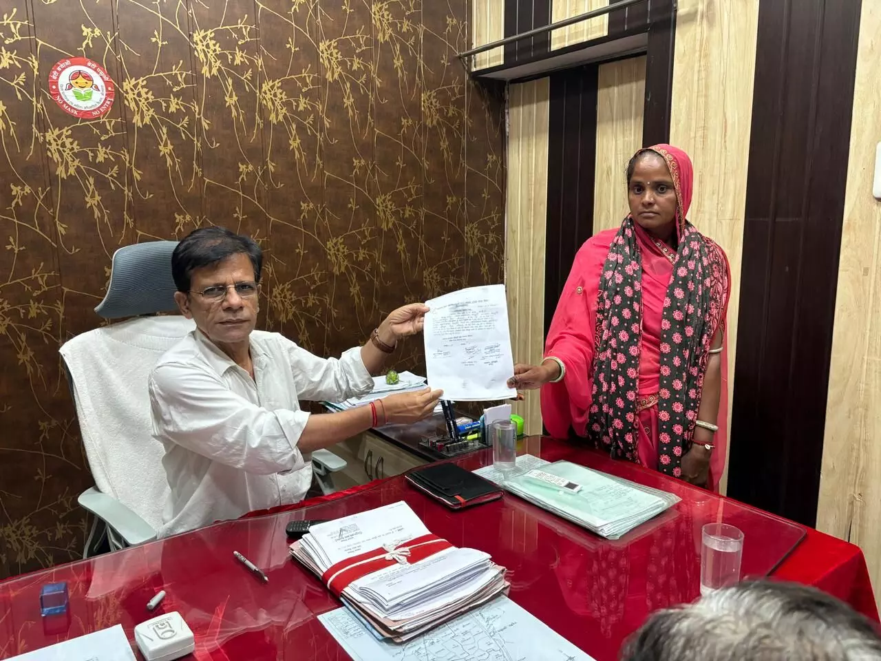 एसडीएम की पहल से कासोरिया की परित्यक्ता सावित्री को मिला 15 सरकारी योजनाओं का लाभ एसडीएम की पहल से कासोरिया की परित्यक्ता सावित्री को मिला 15 सरकारी योजनाओं का लाभ