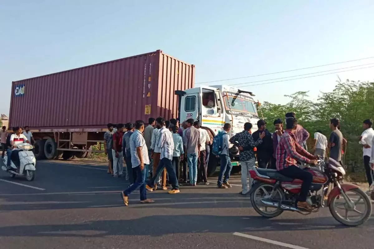 बाड़मेर में दर्दनाक हादसा: ट्रेलर की टक्कर से मां-बेटे की मौत, पिता घायल बाड़मेर में दर्दनाक हादसा: ट्रेलर की टक्कर से मां-बेटे की मौत, पिता घायल