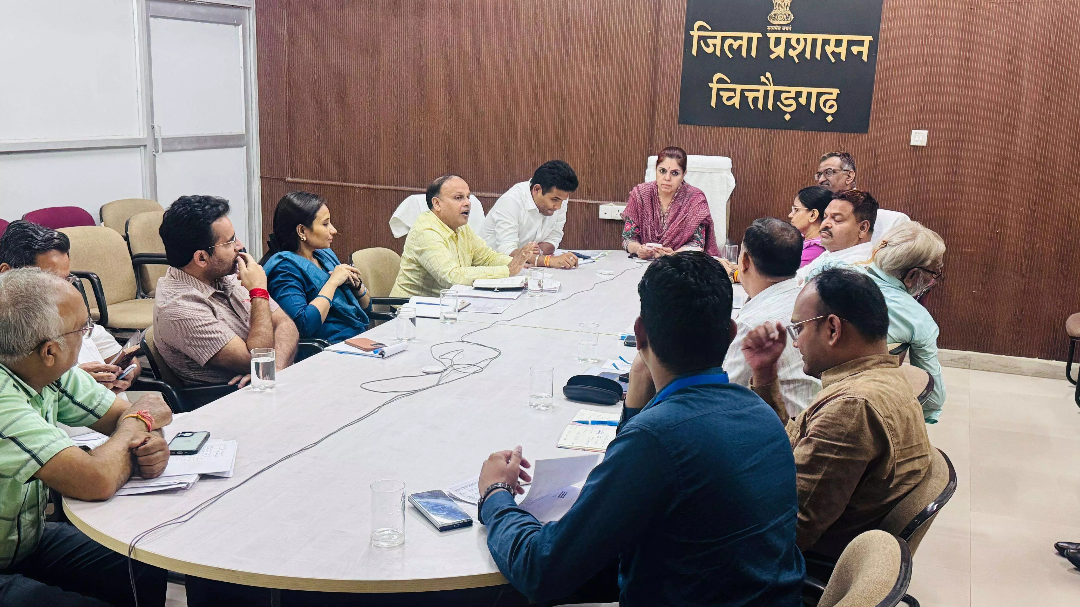 संभागीय आयुक्त ने ली संभाग एवं जिला स्तरीय अधिकारियों की बैठक
