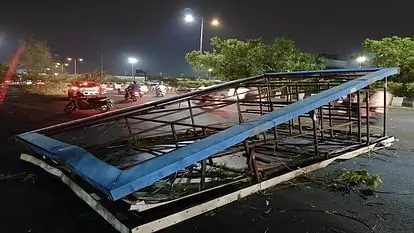 आंधी-बारिश के साथ गिरे ओले... बत्ती हुई गुल-सड़क पर लगा जाम, पेड़ और खंभे गिरे; सात की मौत आंधी-बारिश के साथ गिरे ओले... बत्ती हुई गुल-सड़क पर लगा जाम, पेड़ और खंभे गिरे; सात की मौत