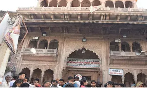 रस्सी टूटने से गिरा फूल बंगला...मच गया हड़कंप रस्सी टूटने से गिरा फूल बंगला...मच गया हड़कंप