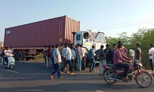 बाड़मेर में दर्दनाक हादसा: ट्रेलर की टक्कर से मां-बेटे की मौत, पिता घायल