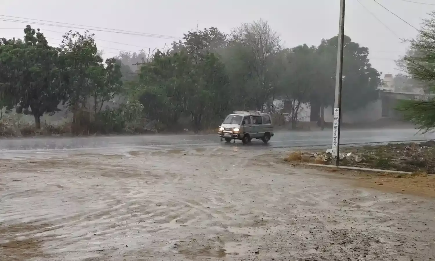 सवाईपुर क्षेत्र में तेज आंधी व बारिश में उड़े चद्दर व टीन शेड, गिरे पेड़