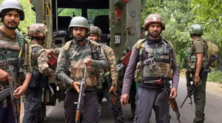 जम्मू कश्मीर मेंआतंकियों और सुरक्षाबलों के बीच मुठभेड़, गोलीबारी के बाद तीन आतंकी घिरे जम्मू कश्मीर मेंआतंकियों और सुरक्षाबलों के बीच मुठभेड़, गोलीबारी के बाद तीन आतंकी घिरे