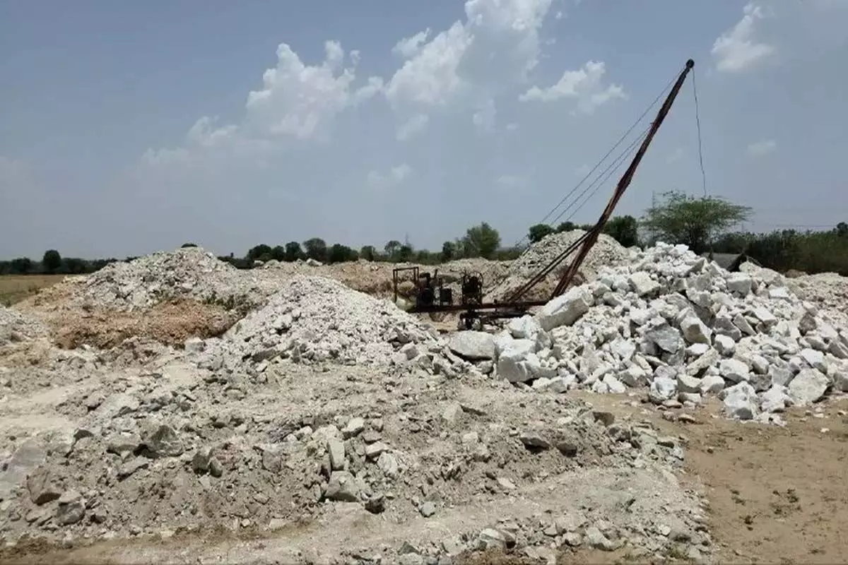 पिथास में बिलानाम जमीन पर क्वार्ट्स-फेल्सपार का अवैध खनन पिथास में बिलानाम जमीन पर क्वार्ट्स-फेल्सपार का अवैध खनन