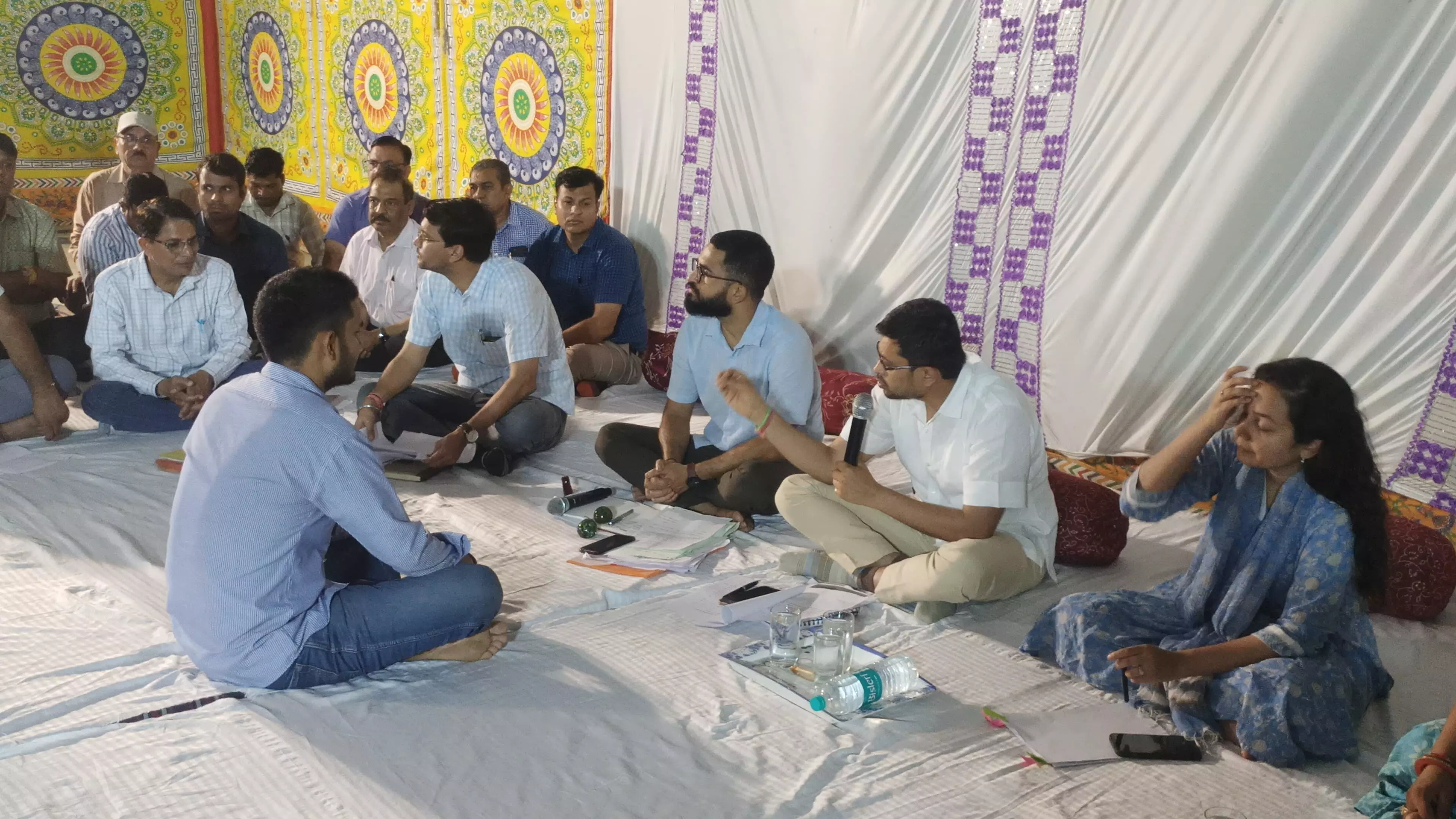 जिला कलक्टर नमित मेहता ने गौराणा में जमी चौपाल, सुनी ग्रामीणों की परिवेदनाएं जिला कलक्टर नमित मेहता ने गौराणा में जमी चौपाल, सुनी ग्रामीणों की परिवेदनाएं