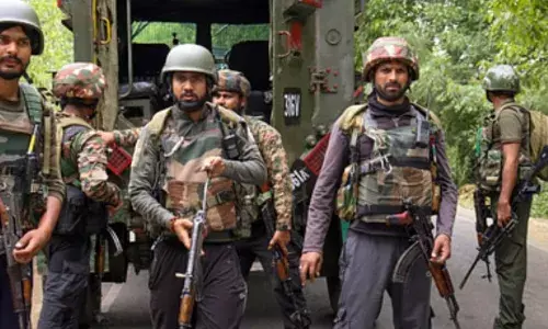 जम्मू कश्मीर मेंआतंकियों और सुरक्षाबलों के बीच मुठभेड़, गोलीबारी के बाद तीन आतंकी घिरे जम्मू कश्मीर मेंआतंकियों और सुरक्षाबलों के बीच मुठभेड़, गोलीबारी के बाद तीन आतंकी घिरे