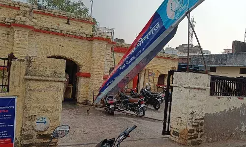 भीमगंज थाने का बोर्ड तेज हवा और बारिश से गिरा