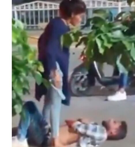 बीच सड़क पति की पिटाई बीच सड़क पति की पिटाई