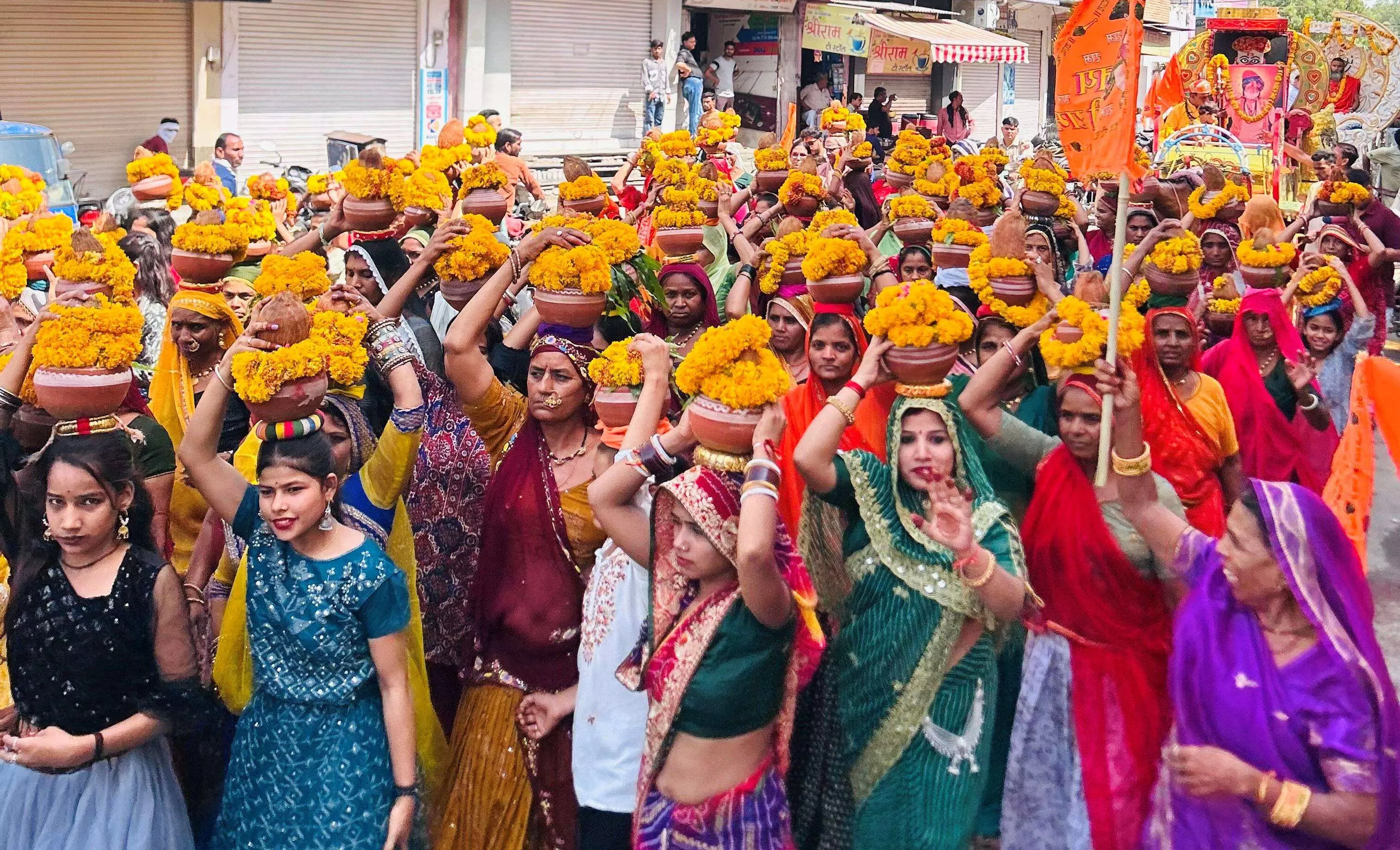 शनि देव मंदिर पर हुआ 11 कुंडी यज्ञ का शुभारंभ, शोभायात्रा निकली शनि देव मंदिर पर हुआ 11 कुंडी यज्ञ का शुभारंभ, शोभायात्रा निकली
