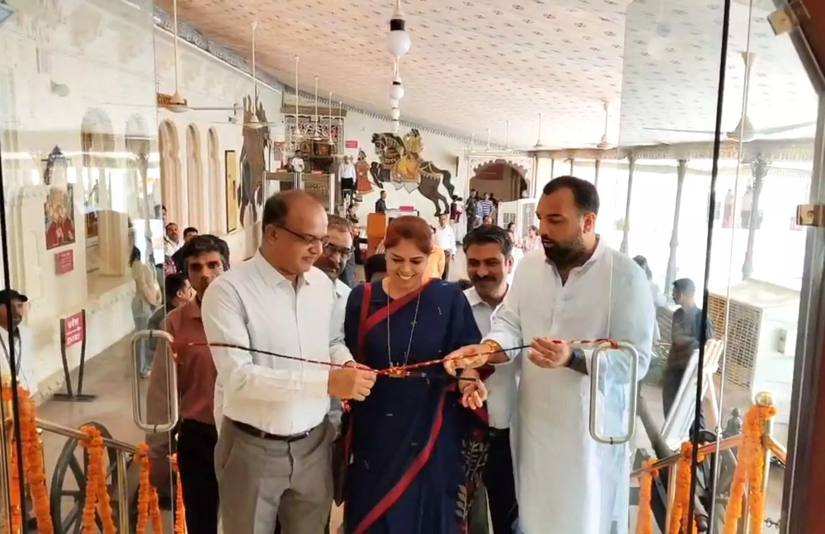 सिटी पैलेस में तीन दिवसीय जनजाति कला प्रदर्शनी का शुभारंभ सिटी पैलेस में तीन दिवसीय जनजाति कला प्रदर्शनी का शुभारंभ