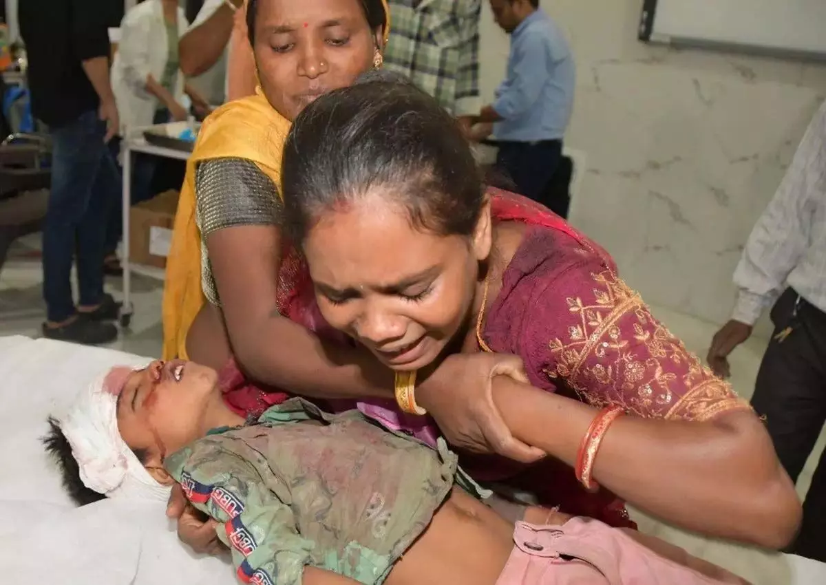 आंधी से गिरी कच्ची दीवार, महिला और बच्चे की मौत