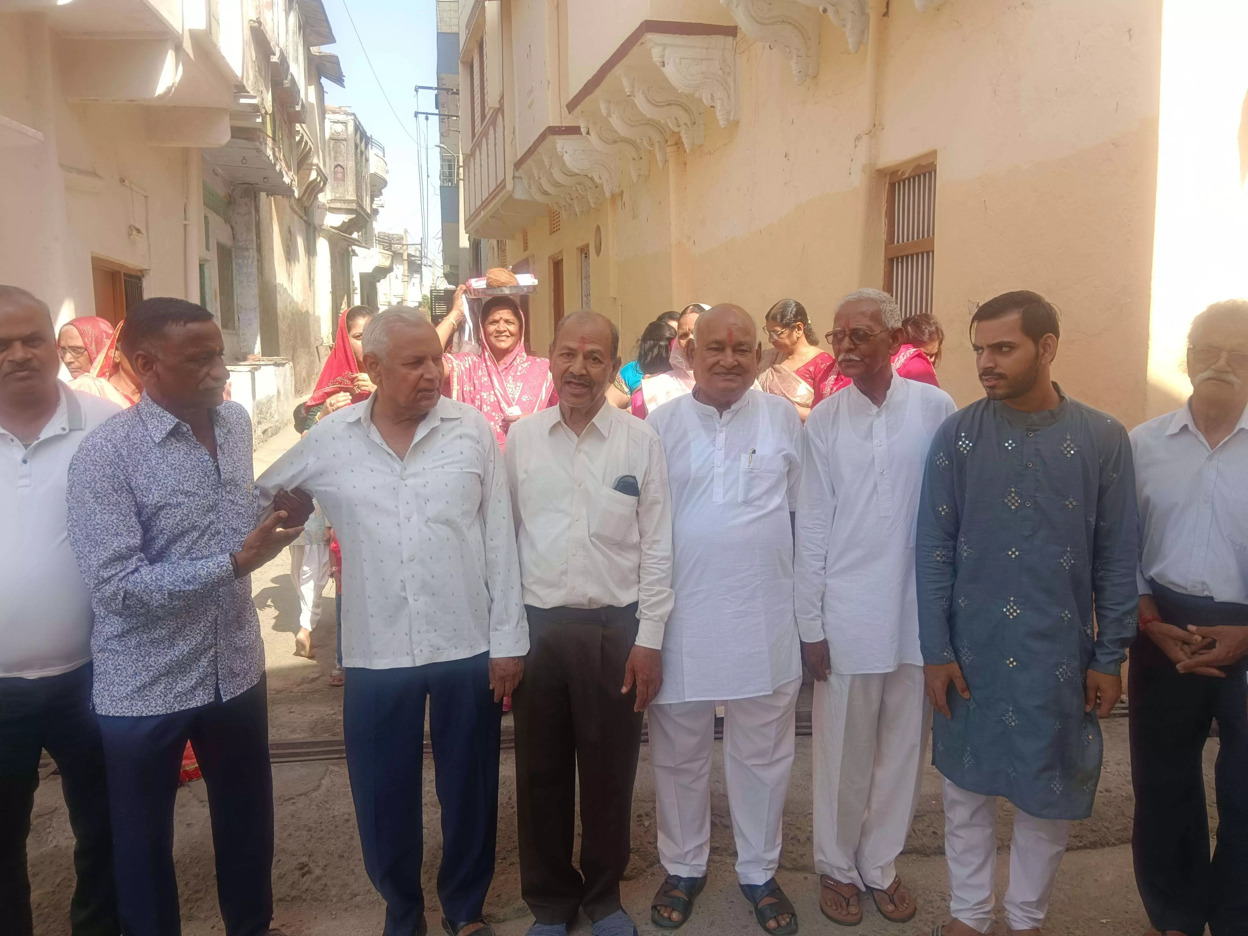 चंद्रप्रभ मंदिर में ध्वजा चढ़ाई चंद्रप्रभ मंदिर में ध्वजा चढ़ाई