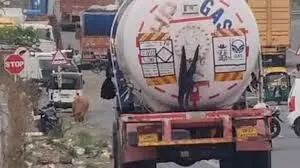 महू-नीमच मार्ग पर घरेलू गैस से भरे टैंकर में हुआ लीकेज महू-नीमच मार्ग पर घरेलू गैस से भरे टैंकर में हुआ लीकेज