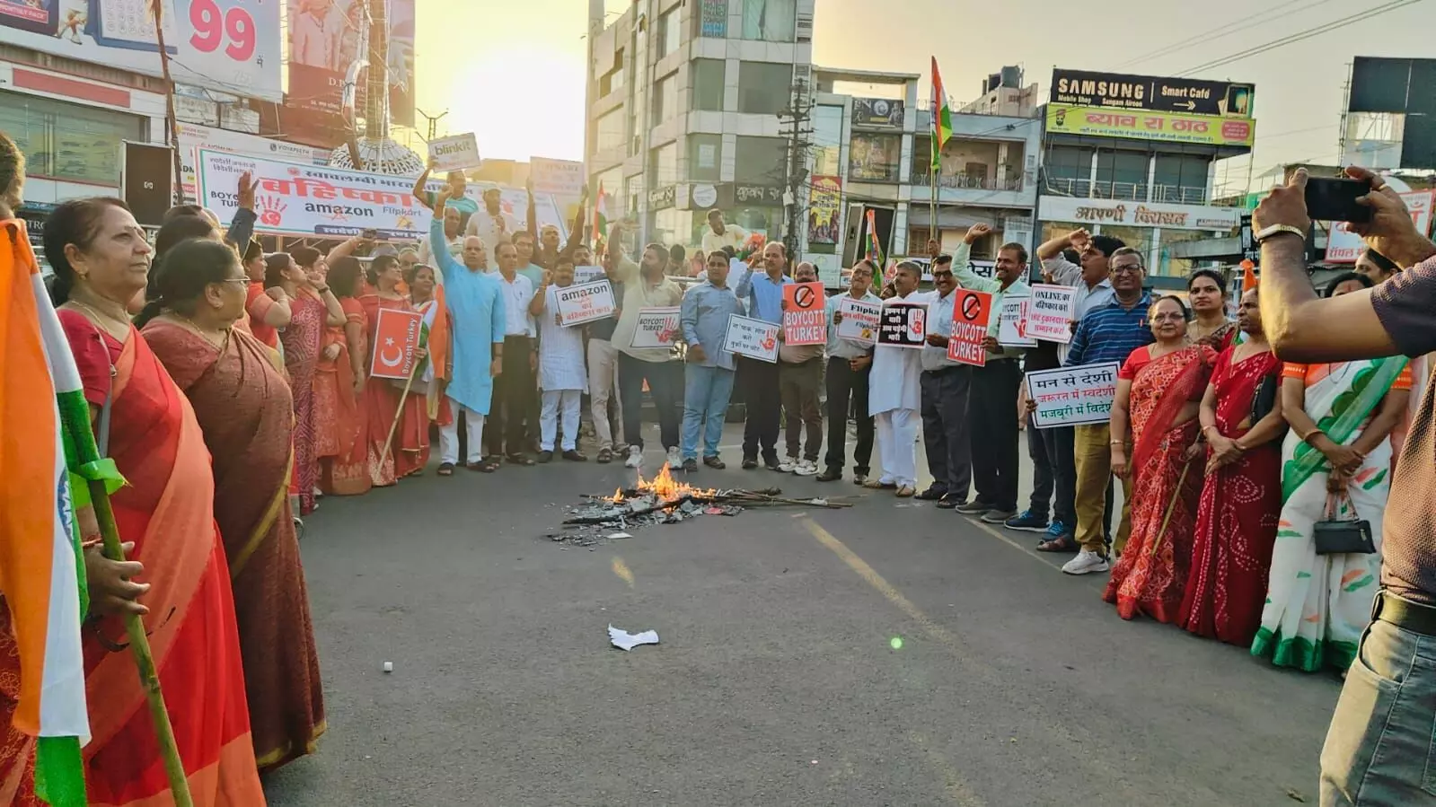 आतंकवाद का साथ देने वाले देशो के खिलाफ स्वदेशी जागरण मंच ने किया विरोध प्रदर्शन आतंकवाद का साथ देने वाले देशो के खिलाफ स्वदेशी जागरण मंच ने किया विरोध प्रदर्शन