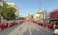 लाल साडी में बनाई मानवश्रृंखला ,लहराए तिरंगे लाल साडी में बनाई मानवश्रृंखला ,लहराए तिरंगे