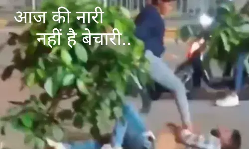 लड़की के साथ घूमते मिले पति की पत्नी ने सड़क पर ही  उतारी आशिकी ओर कपड़े