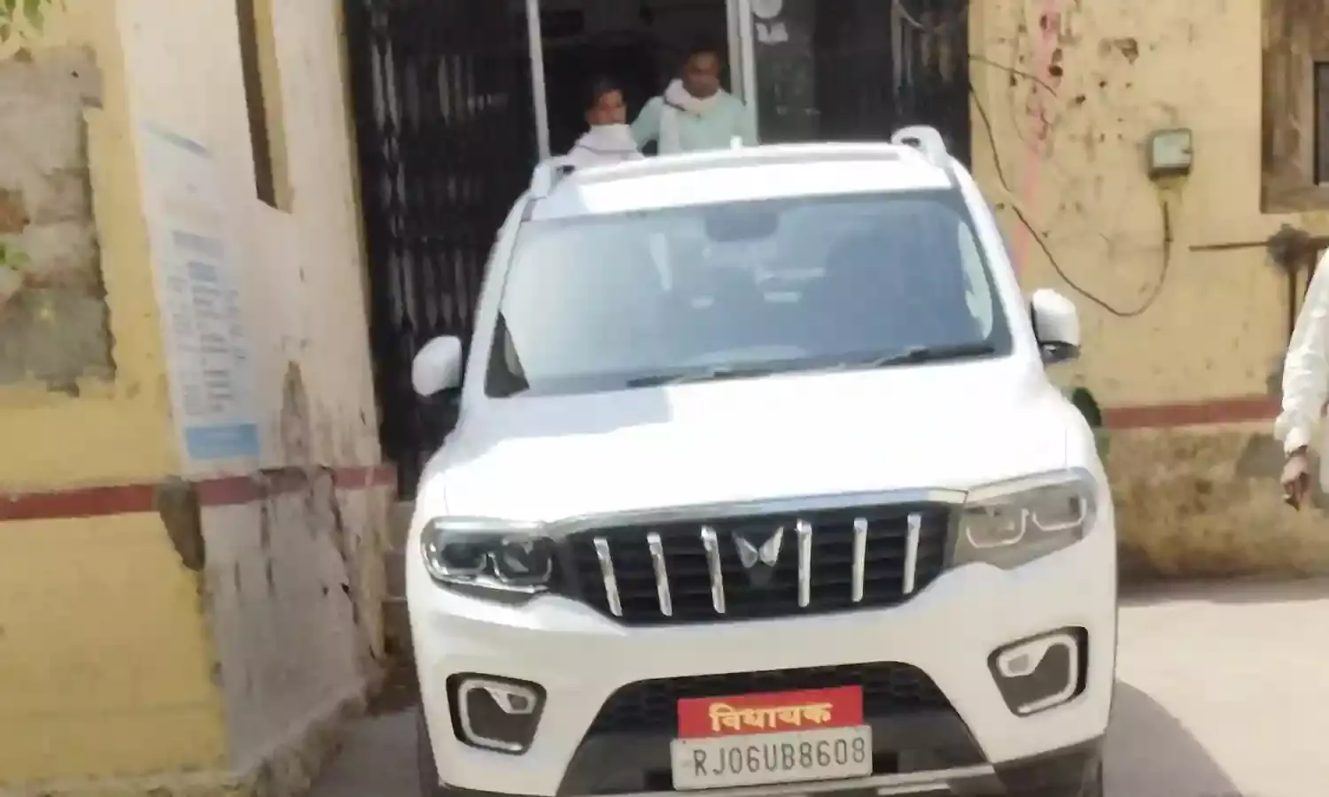 नि:संतान महिलाओं के भगवान पहुंचे जनसुनवाई में, विधायक ने कहा “धाम को दुकान मत बनाओ”